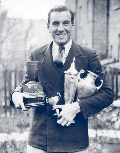Fred Perry mit seinen Pokalen